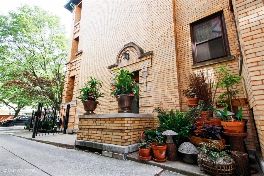 Brompton Apts - Side Drive - 725 W Brompton Ave