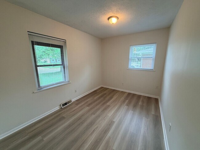 Building Photo - 845 Middle Dr