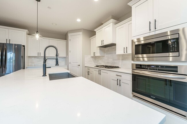 Building Photo - Charming 3-Bedroom, with Office and 2 Bath...