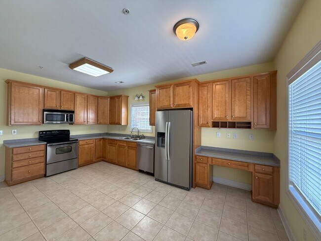 Building Photo - Well-Maintained Home in Convenient Madison Location