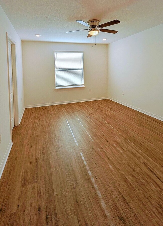 Building Photo - BEAUTIFUL 3-BEDROOM, 3-BATHROOM LUXURY TOW...