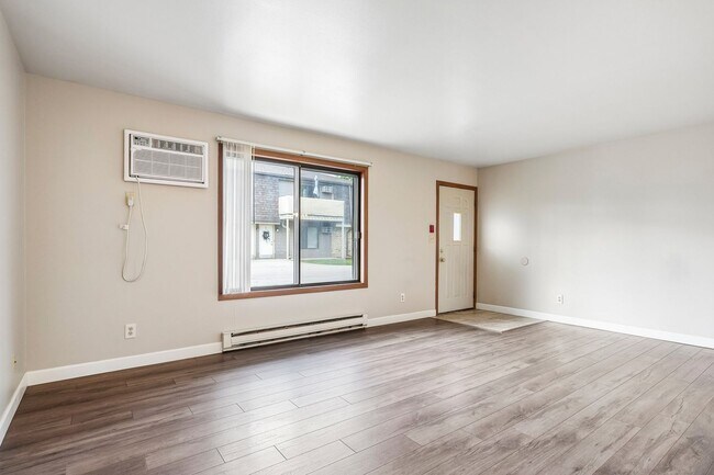 Building Photo - Renovated Private Entry 2 Bedroom Apartment Available!