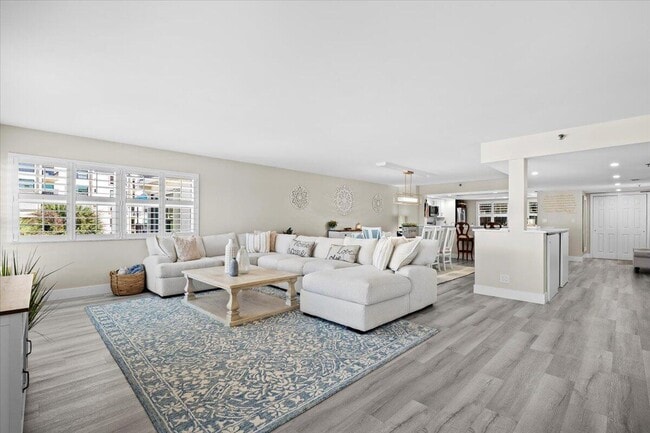 Building Photo - 364 Golfview Rd