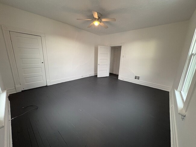 Building Photo - Spacious upstairs apartment with LOTS of utilities included!