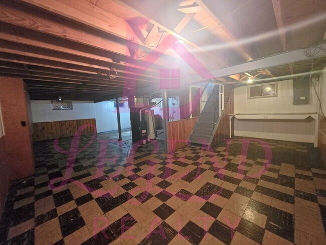 Building Photo - 3 Bedrooms | 1 Bathroom | Hardwood Floors | Bright Living/Dining Area | Galley Kitchen | Unfinish...
