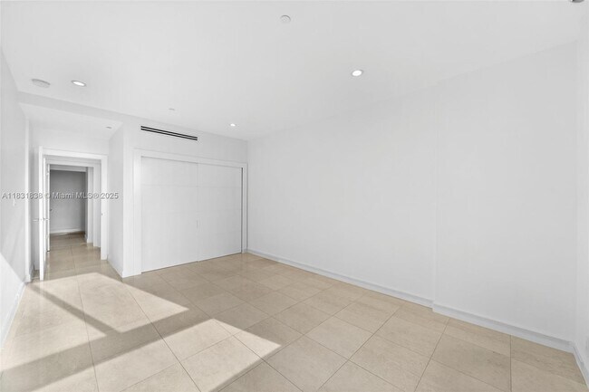 Building Photo - 251 Crandon Blvd