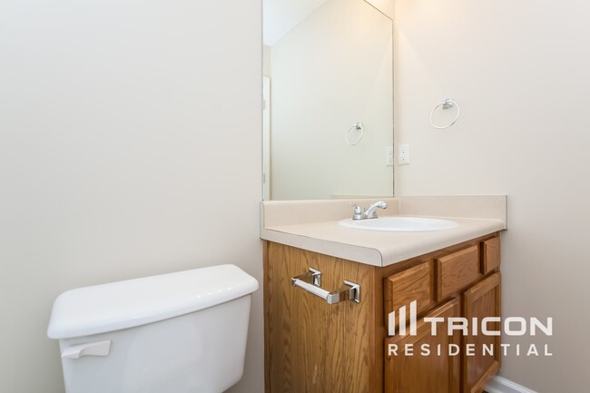 Building Photo - 221 Rosemont Ct