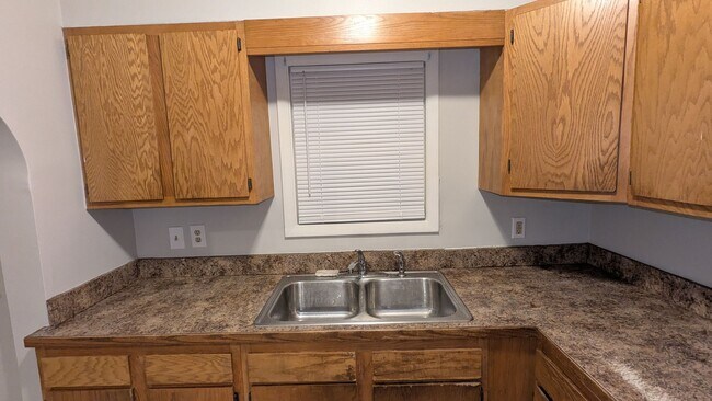 Building Photo - Charming 3-bedroom, 1-bathroom home located in the vibrant city of Akron