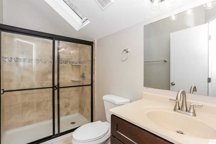 Building Photo - 11507 Kelvyn Grove Pl