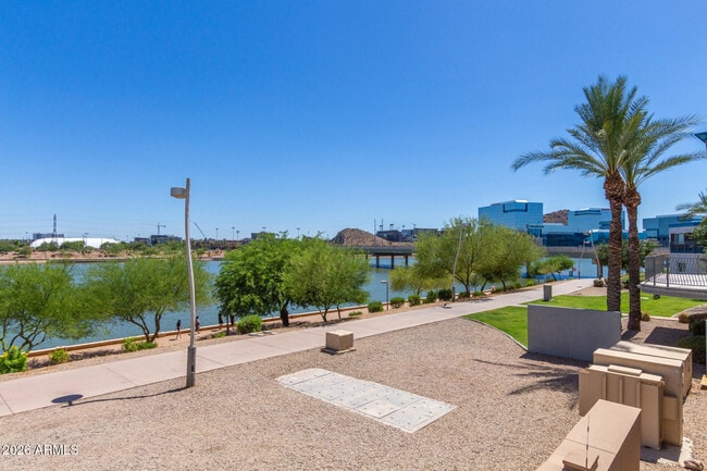 Building Photo - 945 E Playa Del Norte Dr