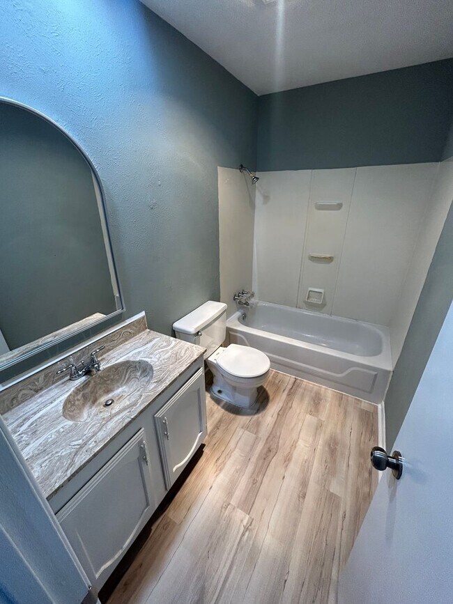 Building Photo - Blend of comfort and convenience