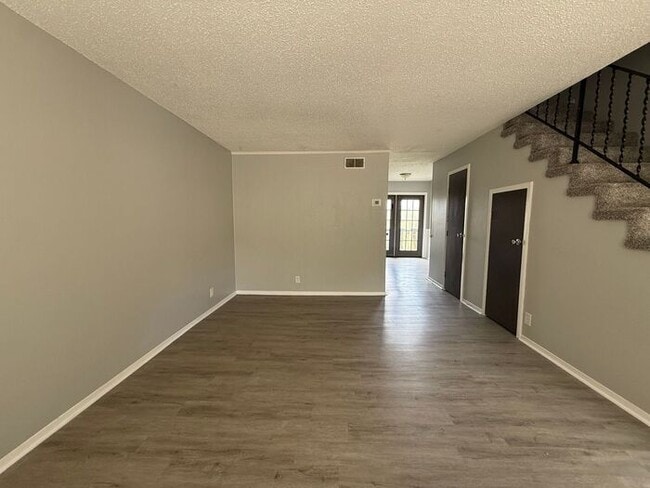 Building Photo - Cute and Convenient  South Nashville Townhouse near BNA and Woodbine - Renovated