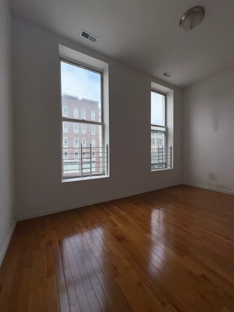 Building Photo - 2659 W North Ave