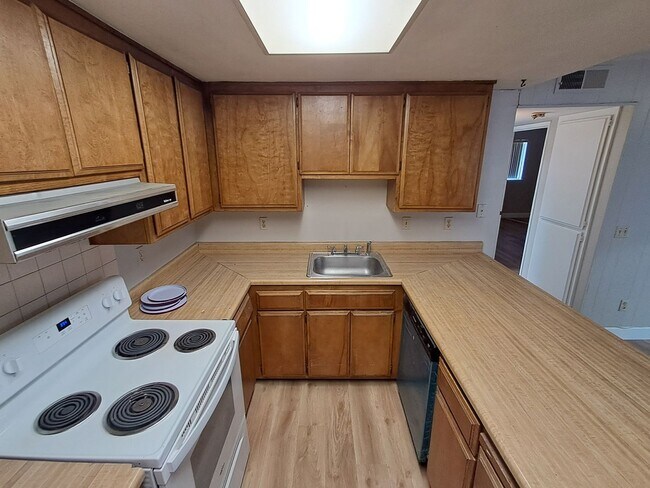 Building Photo - Roseville 2 Bedroom Duplex, New Carpet, Central Heat and Air, Large Fenced Yard