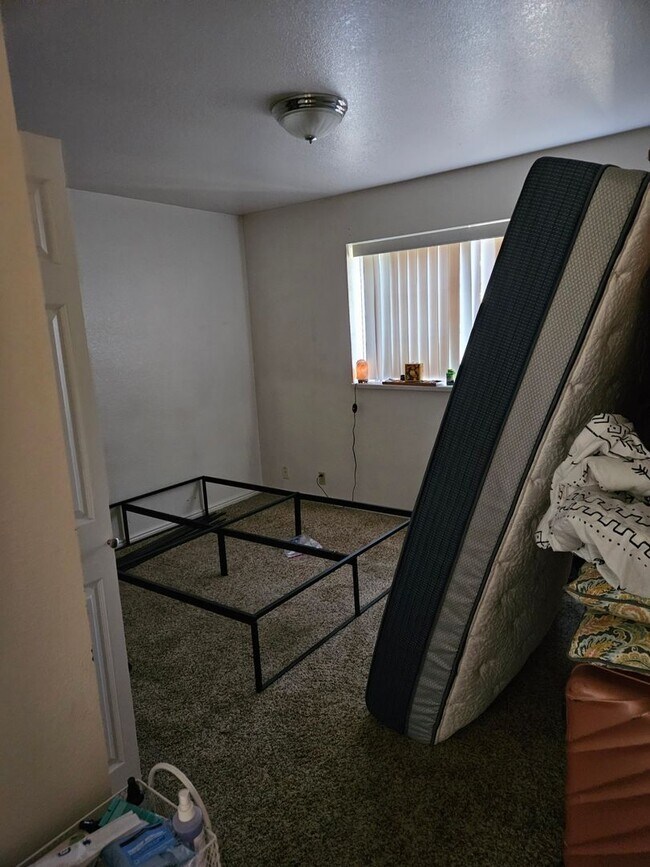 Building Photo - 2 bedroom, 1 bath apartment available in N...