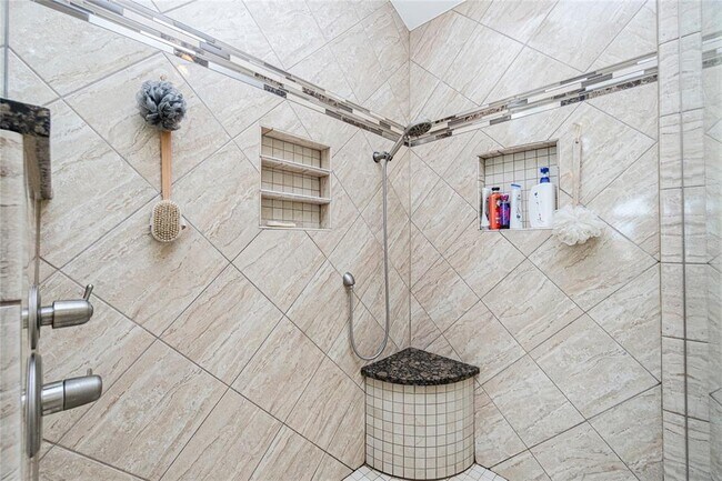 Building Photo - 202 George Rd SE