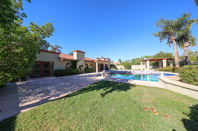 Building Photo - Scottsdale Country Club Living!