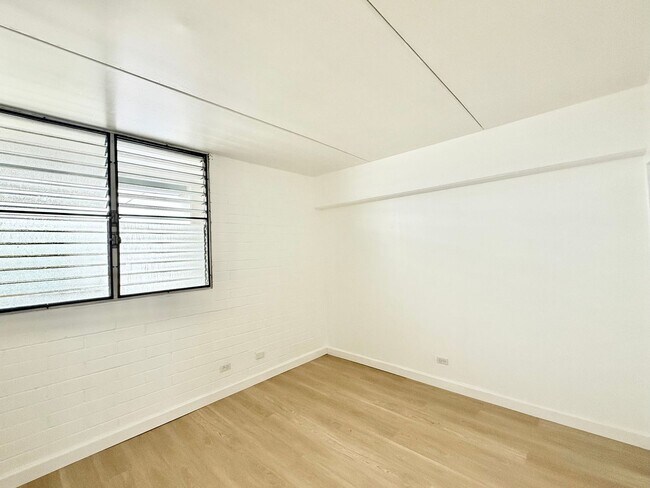 Building Photo - Renovated 2br/1ba/1pkg Condo with Amazing Mountain Views