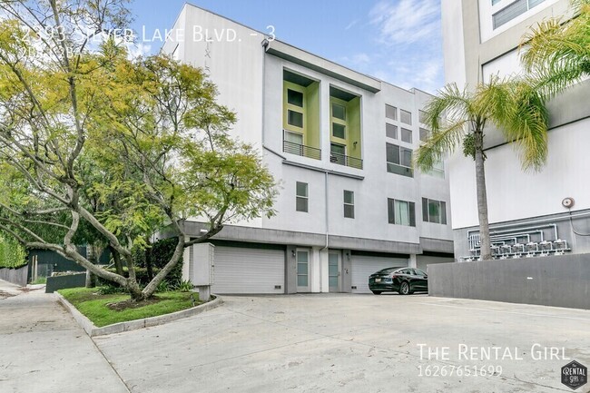 Building Photo - Spacious Silver Lake Townhome | Multi-Leve...