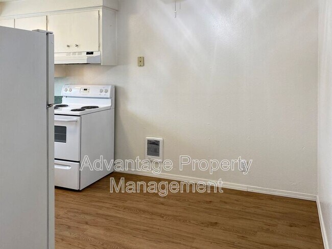 Building Photo - 339 Jackson St W