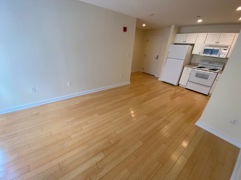 Building Photo - 32 Boylston St