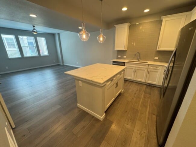 Building Photo - Stunning townhouse in Northgate!