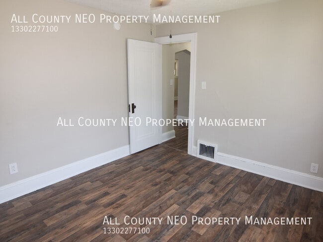 Building Photo - 643 E Archwood Ave