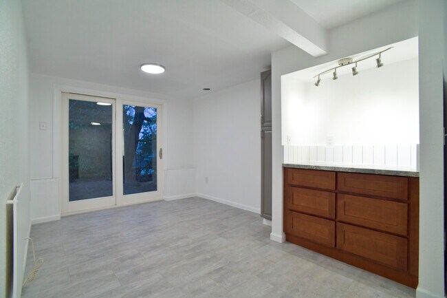 Building Photo - 809 S Summit Ave