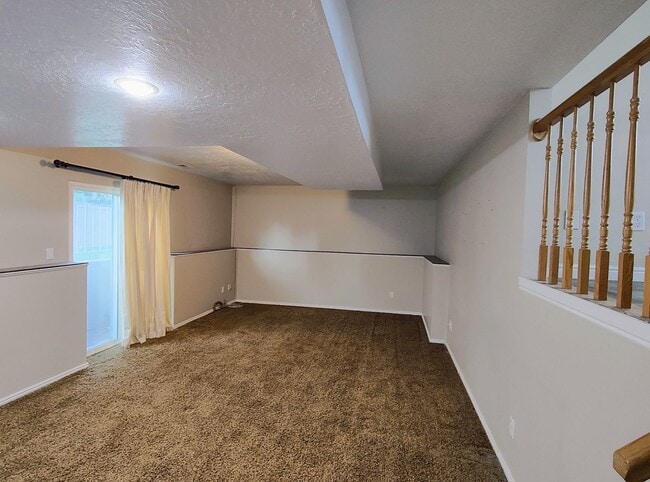 Building Photo - Great 4 Bd 3 Bath Home in Sandy