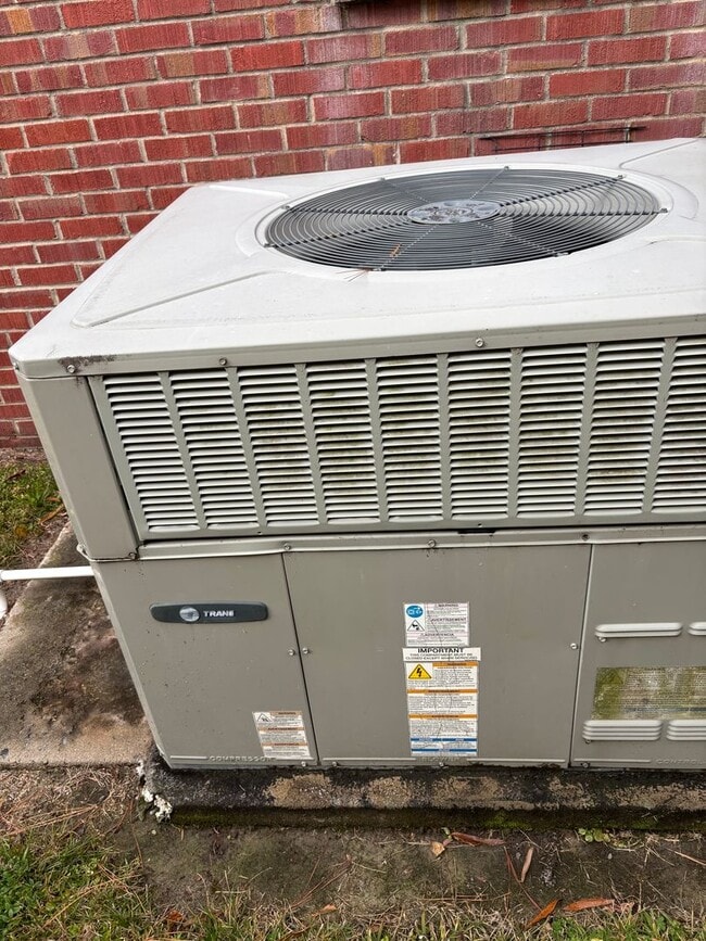 Building Photo - 908 Edwards Ave