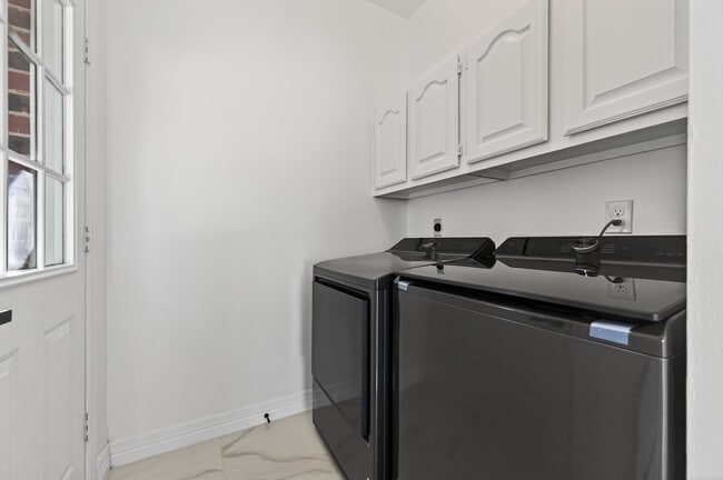 Building Photo - 2431 Parkwood Ln