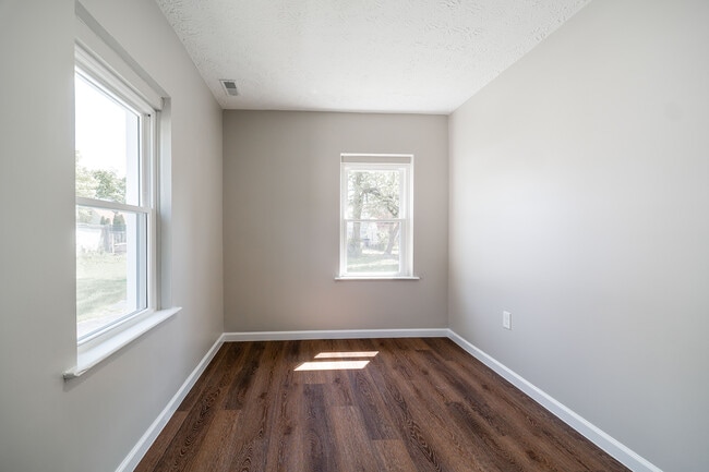 Building Photo - 870 S Waverly St