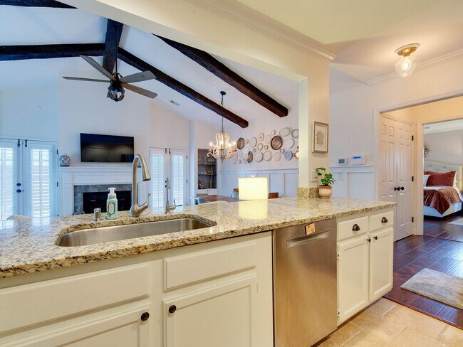 Building Photo - A picture perfect cottage home ready for you with community pool!