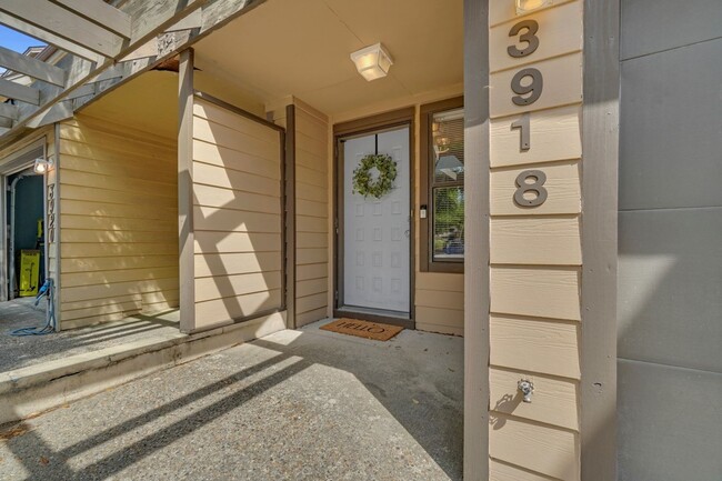 Building Photo - Ready NOW! 1 Block from the Bay! Pet Frien...