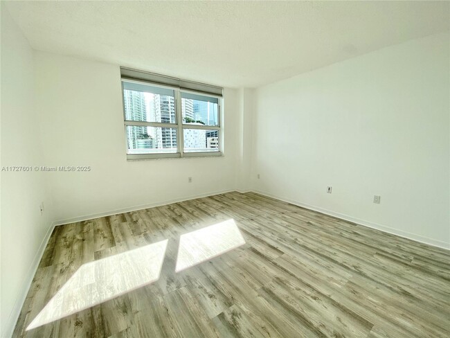 Building Photo - 1155 Brickell Bay Dr