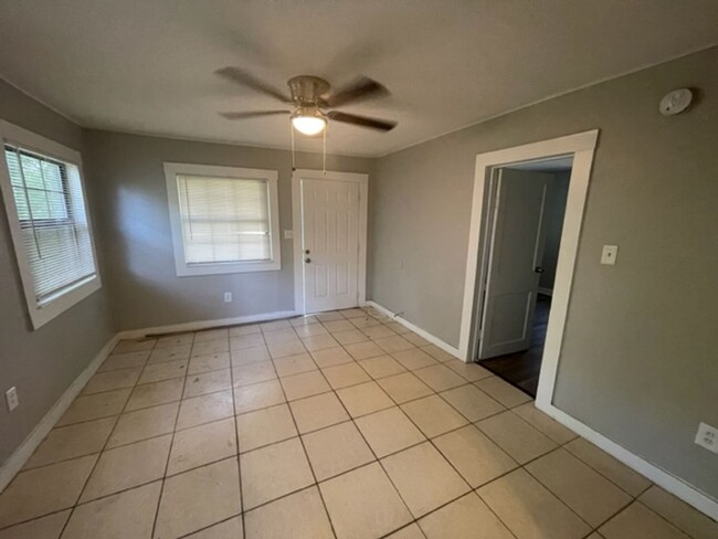 Building Photo - Charming 3bed/1bath Home in St Pete! Avail...