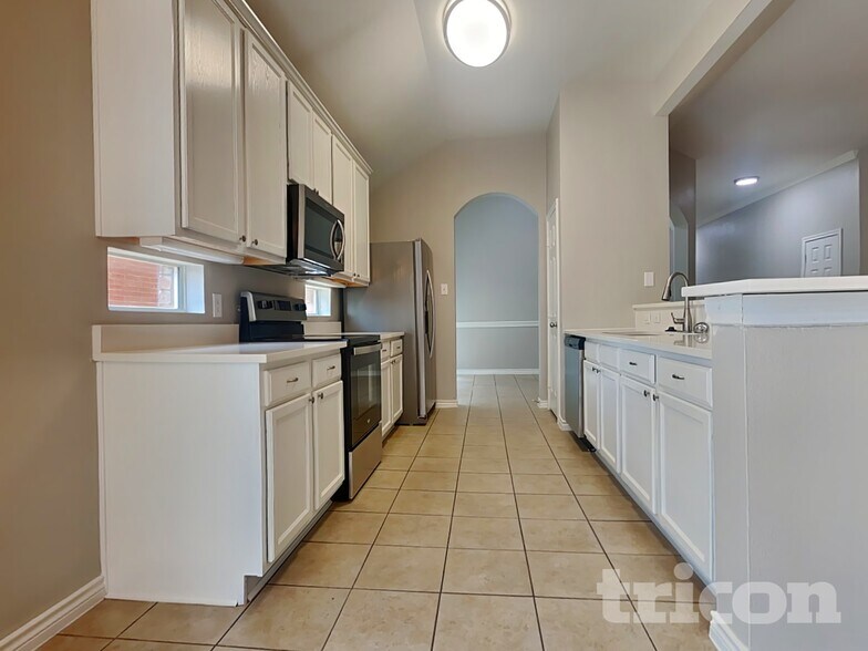 Building Photo - 5816 Greenmeadow Dr