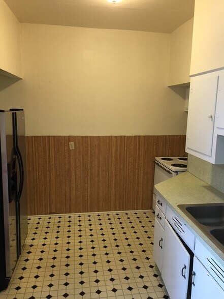 Building Photo - 8007-8015-8015 N Denver Ave