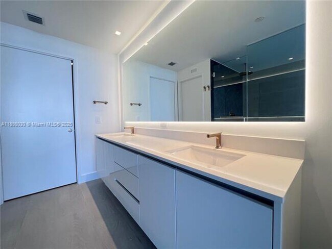 Building Photo - 700 NE 24th St