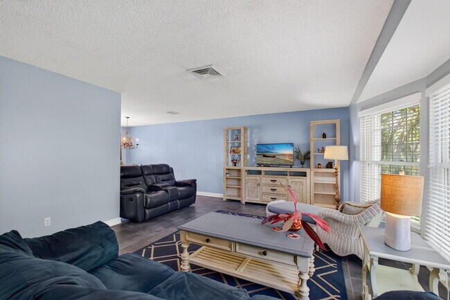 Building Photo - 2025 S Ocean Dr