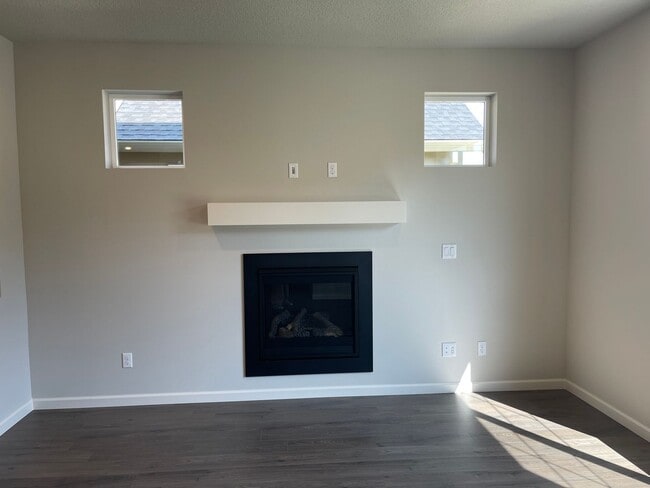 Building Photo - Stylish & Comfortable Living with Fireplac...