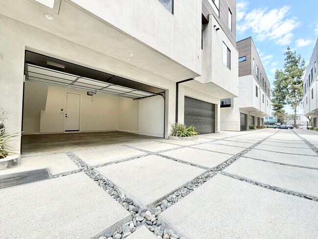 Building Photo - 18303 Oakbury Cir