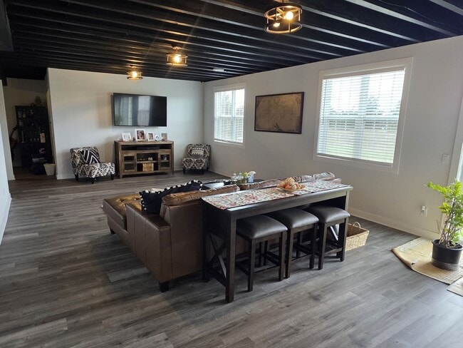 Building Photo - 5 bedroom Pewaukee home in Broken Hill