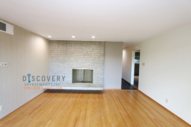 Building Photo - Mid-Century 3 Bedroom Home in Montclair