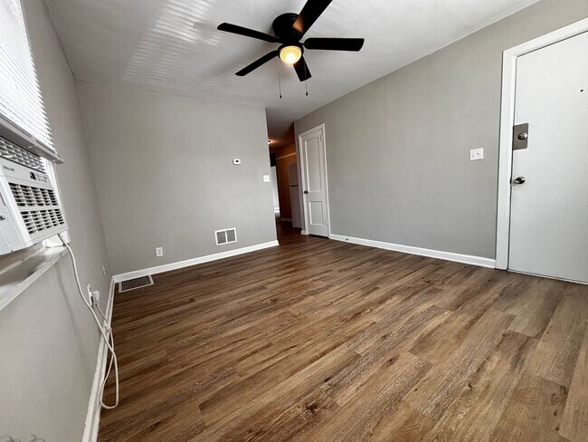 Building Photo - Newly Renovated 2 bedroom in Fairborn! Clo...