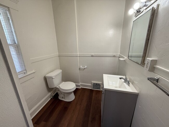 Building Photo - 4-Bedroom Home Near Downtown Jackson