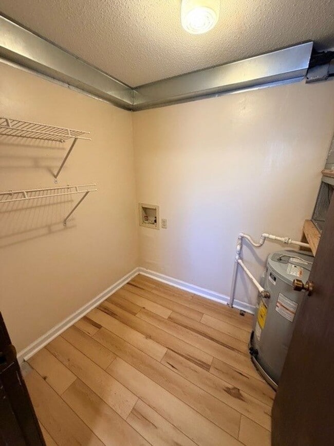 Building Photo - Rock Knoll