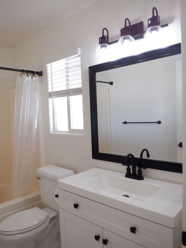 Building Photo - Cul De Sac Cutie in the City