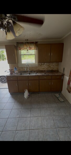 Building Photo - 686 Cumberland Hill Rd