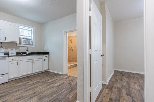 Building Photo - 834 Division Ave
